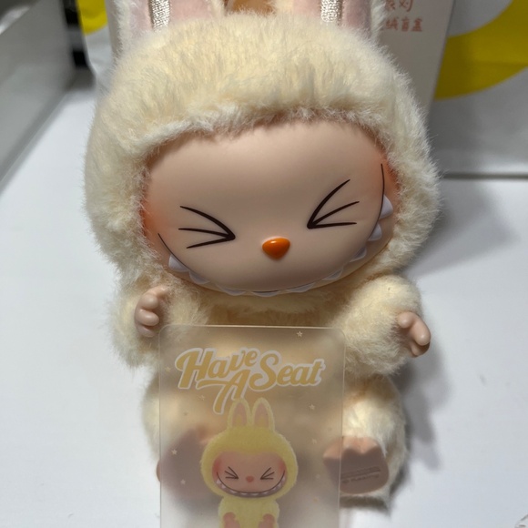 LABUBU HAVE A SEAT SISI - Picture 4 of 6